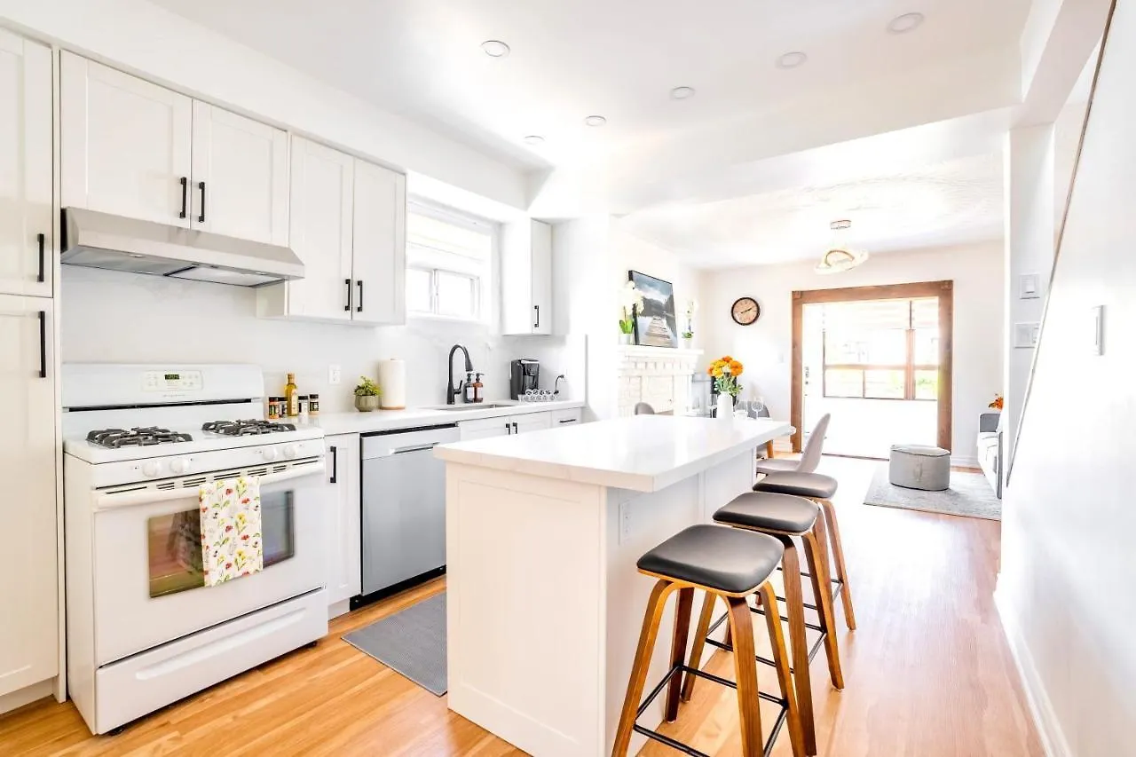 Holiday home 3Br Townhouse - St Clair West Village W Parking Toronto